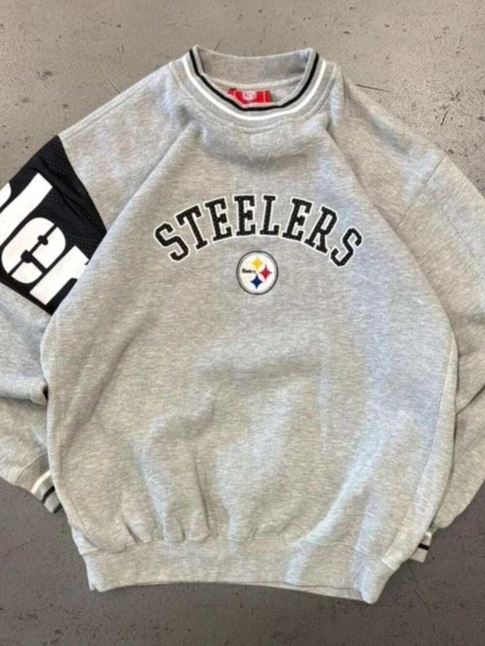 Beautiful vintage 90s heavyweight cotton embroidered Pittsburgh Steelers crewnec